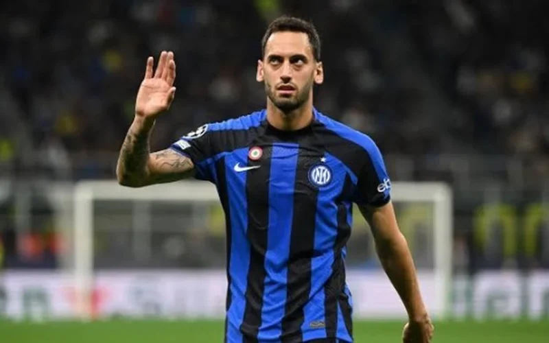 جالطة سراي يسعى لضم تشالهان أوغلو ويحتفي بنجاحات أوسيمين